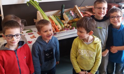 Les enfants engagés pour lutter contre le gaspillage alimentaire avec les animateurs du  périscolaire