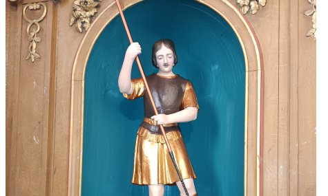 La statue de Saint Georges est de retour